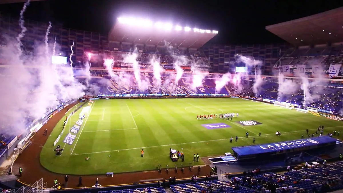 Afición asiste al Puebla vs Chivas en el Cuauhtémoc